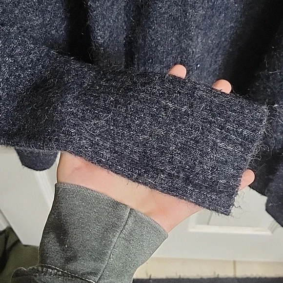 Abercrombie & Fitch Chenille Embroidered Moose Emblem Cardigan - Picture 7 of 9